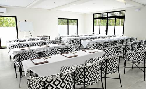 Huni Lio, Meeting facility