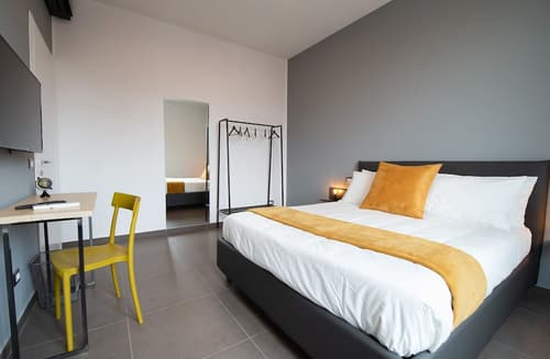 GB Vesuvius Napoli, Room