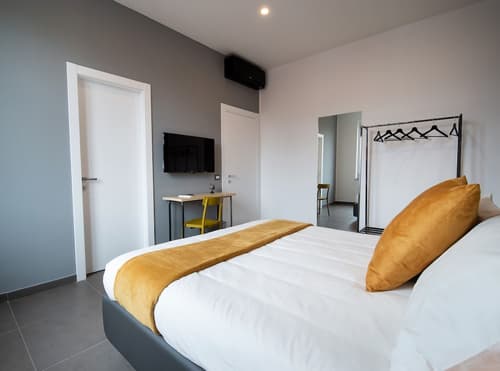 GB Vesuvius Napoli, Room