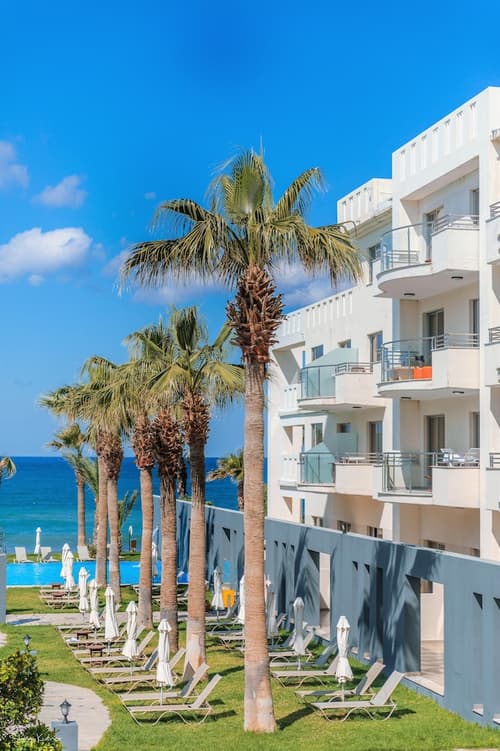 Blue Lagoon Kosher Hotel, Property grounds