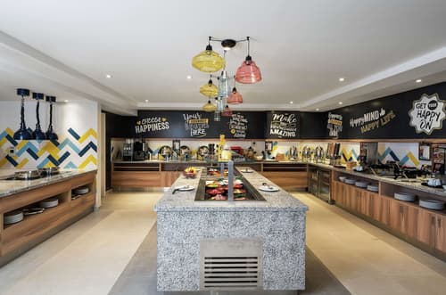 Hampton by Hilton Dubai Al Barsha, Breakfast area