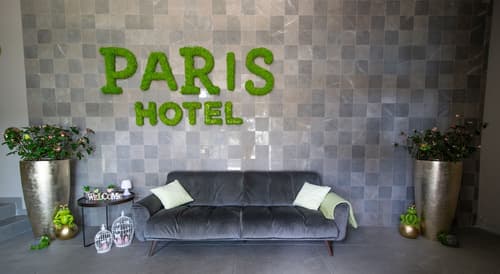 Hotel Paris, Interior entrance