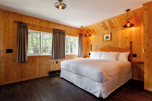 Pine Bungalows, Room