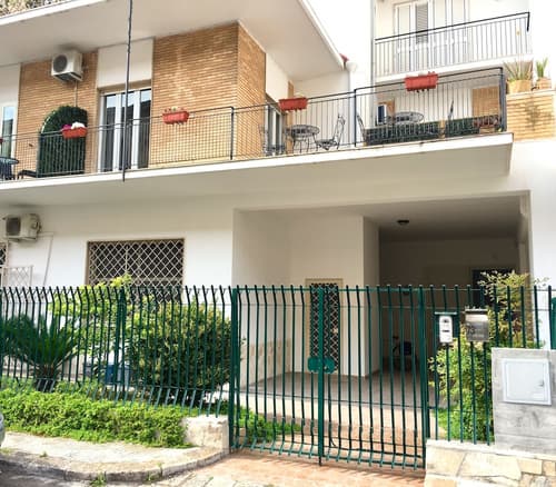 Rudiae Boutique, Front of property