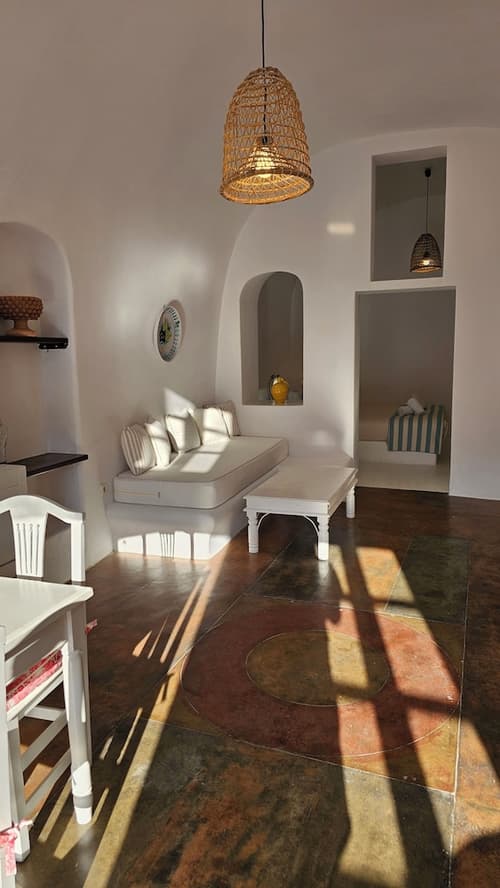 Kalitsi Canaves, Living area