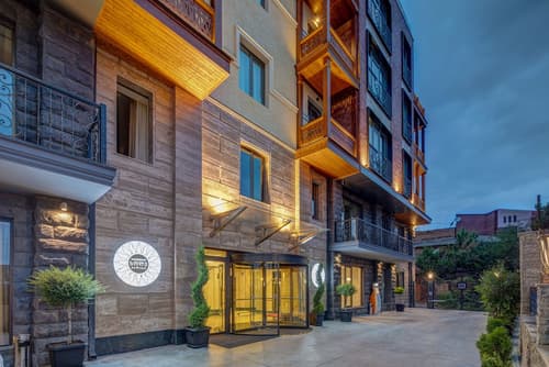 Sole Palace, Primary image