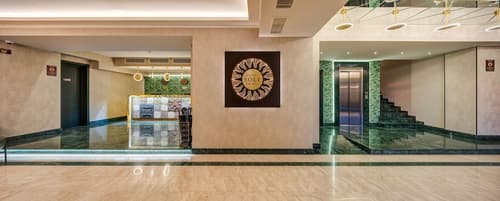 Sole Palace, Interior entrance