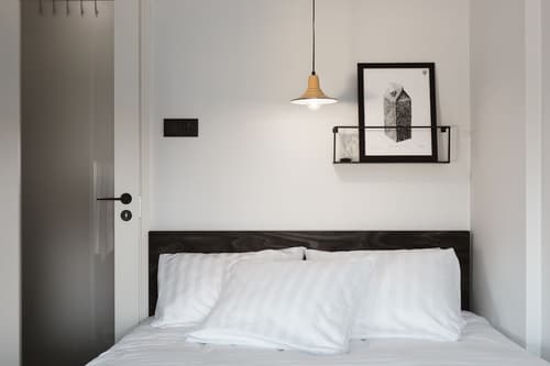 Bob W Telliskivi, Room