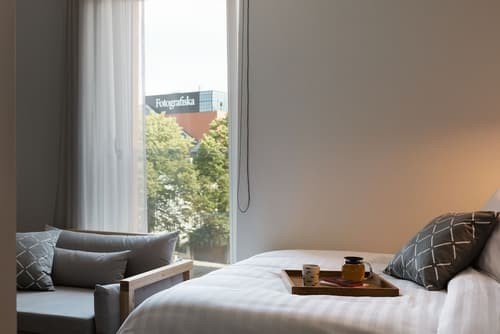 Bob W Telliskivi, Room