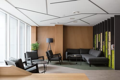 Bob W Telliskivi, Interior entrance