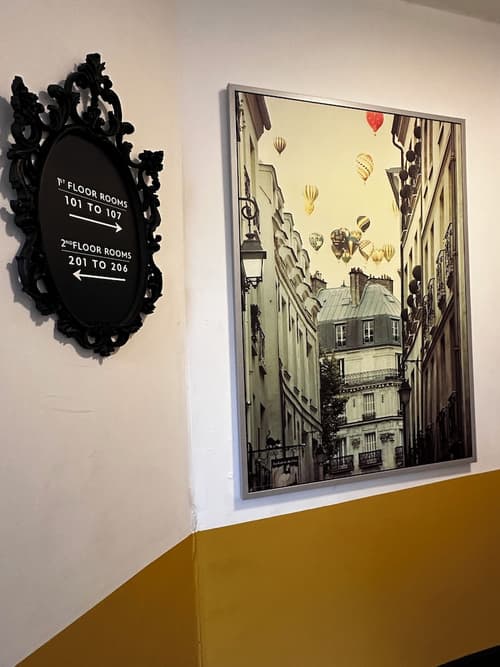 Queen Nest Hotel, Interior entrance