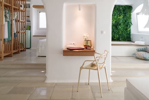 Euphoria Downtown, Room