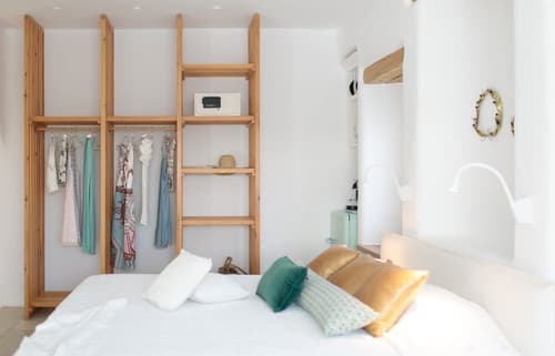 Euphoria Downtown, Room