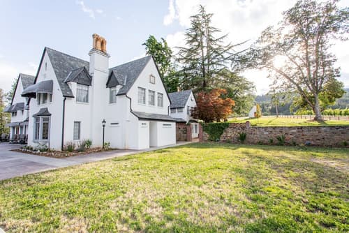 Hummingbird Estate Wine & Suites, Property grounds