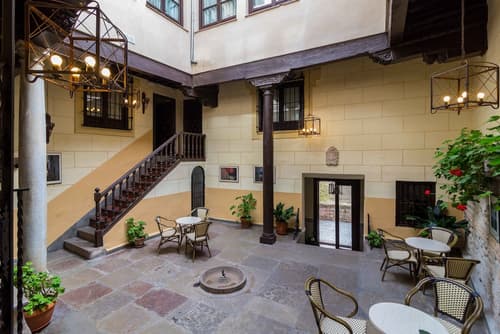 Palacio Mariana Pineda Hotel, Interior entrance