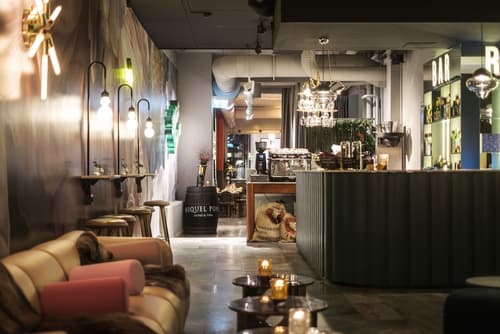 Hotel Flora, Reception