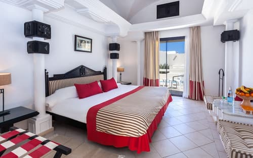 Cesar Thalasso, Room