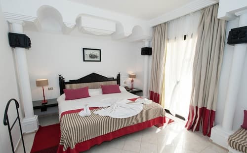 Cesar Thalasso, Room