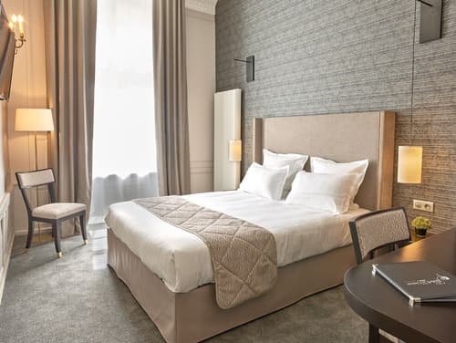 Hotel De Guise, Room