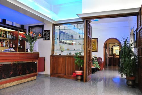 Hotel Mediterraneo, Interior entrance