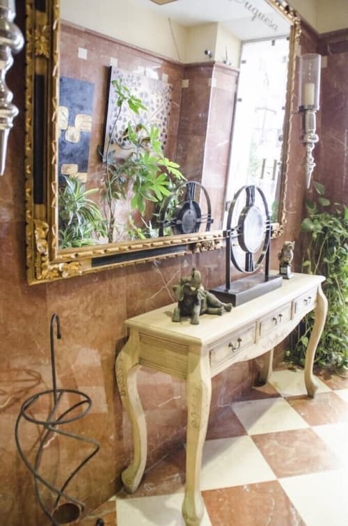 Hotel Duquesa, Interior entrance