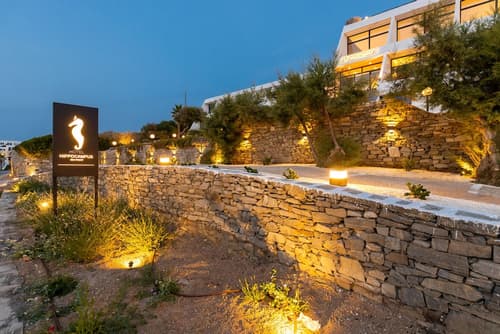 Hotel Hippocampus, Front of property