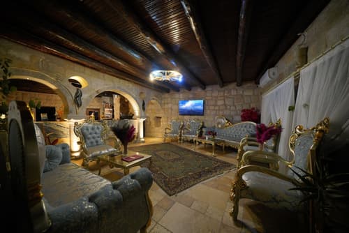 Holiday Cave Hotel, Reception