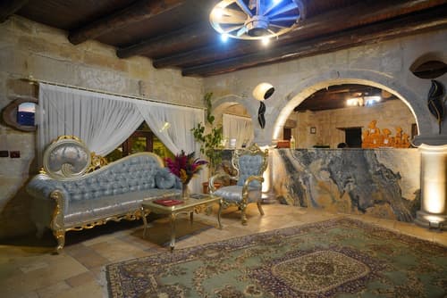 Holiday Cave Hotel, Reception