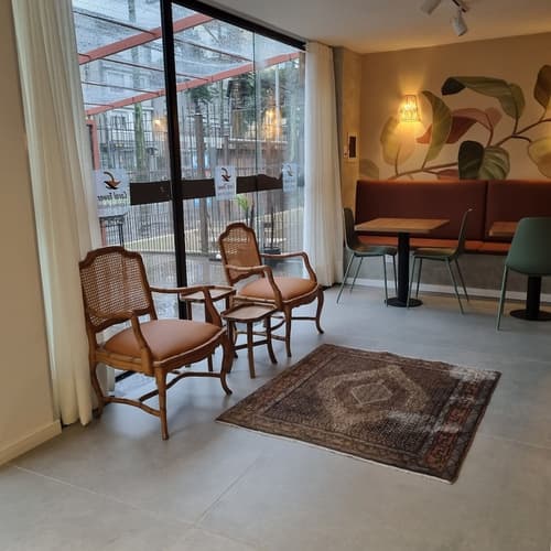 Coral Express, Lobby sitting area