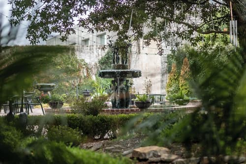 Old Capitol Inn, Front of property