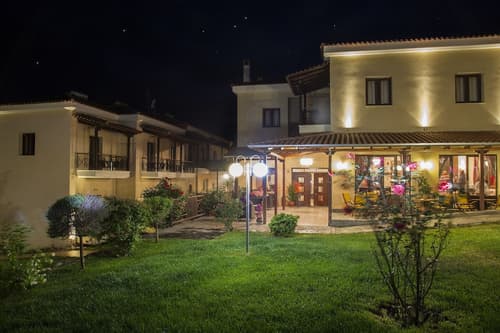 Meteoritis Hotel, Front of property