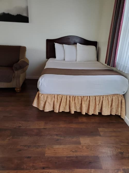 Bide-A-Wee Inn, Room