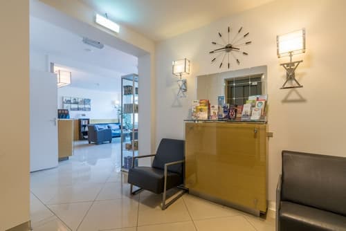 Hotel Port, Reception