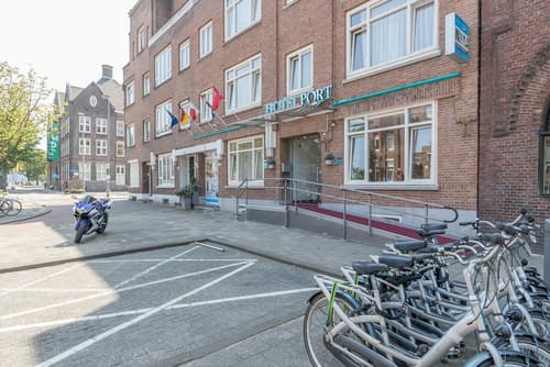 Hotel Port, Primary image