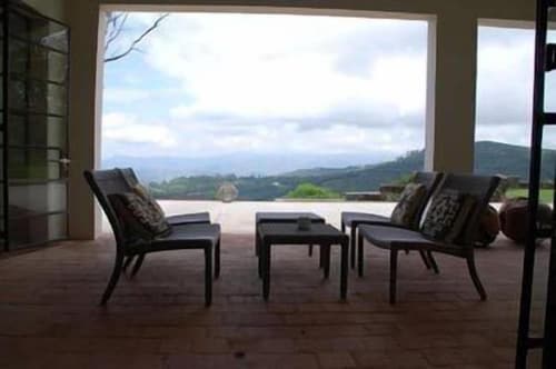 Kings Walden Garden Manor, Bar (on property)