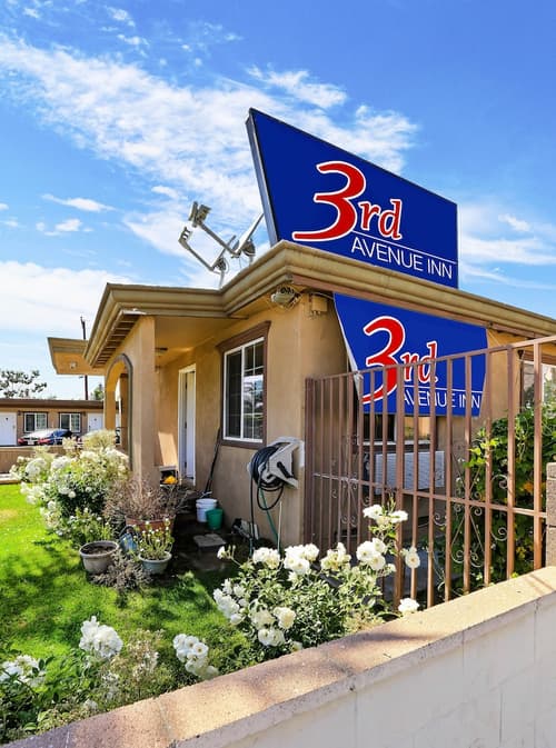 3rd Avenue Inn, Front of property