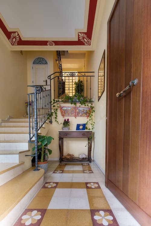 Casa Manzella, Interior entrance