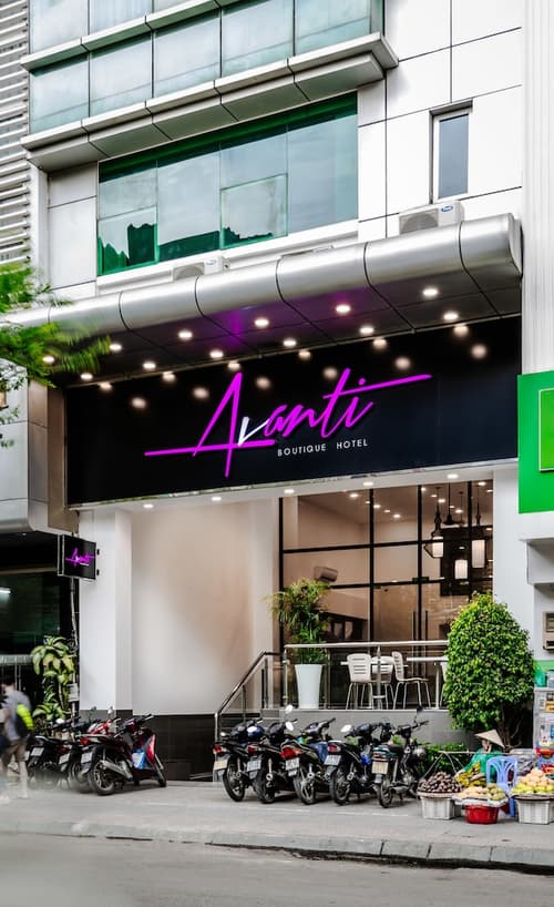 Avanti Boutique, Front of property