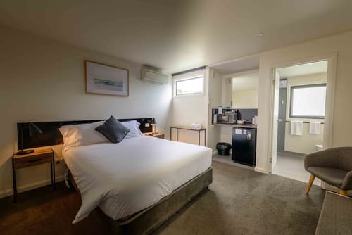 Georges Bay Apartments, Room