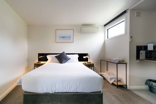 Georges Bay Apartments, Room