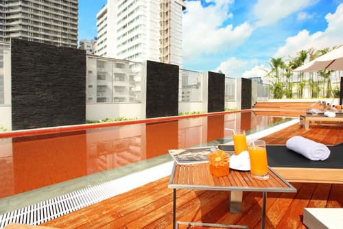 Radisson Suites Bangkok Sukhumvit, Rooftop pool