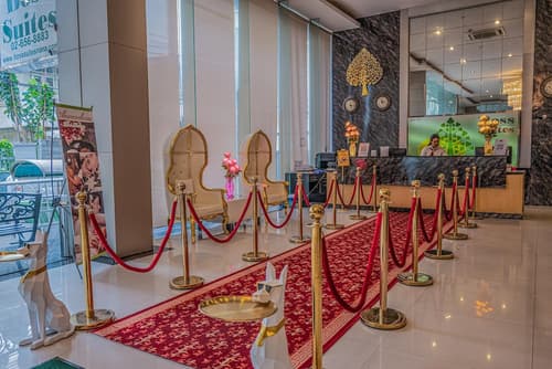 Boss Suites Nana Hotel, Reception