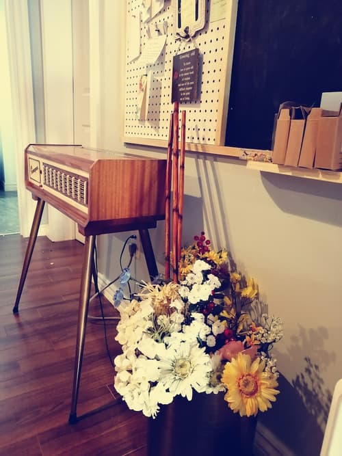 Lily's Garden, Interior detail