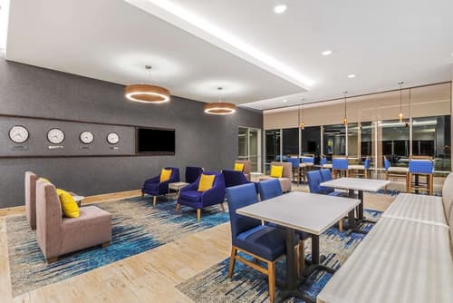 La Quinta Inn & Suites by Wyndham Kansas City Beacon Hill, Lobby