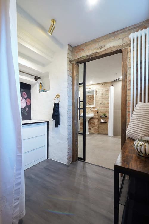 Strohhutmanufaktur, Room