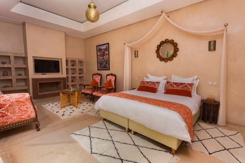 Riad Azrur, Room