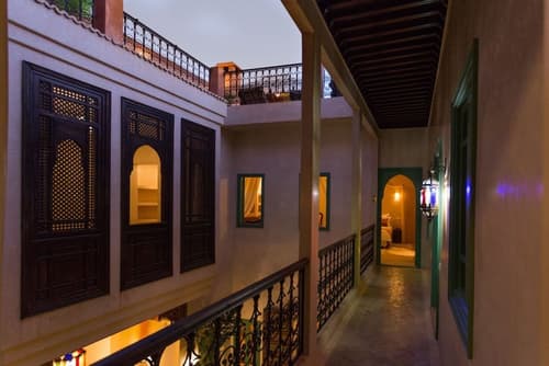 Riad Azrur, Hallway