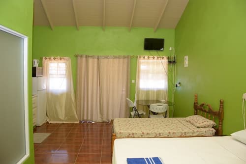 Hillview Apartments and Vehicle Rental, Room