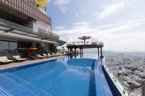 Regalia Gold Hotel, Infinity pool