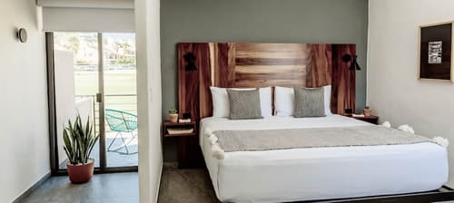 Six Two Four Hotel, Room